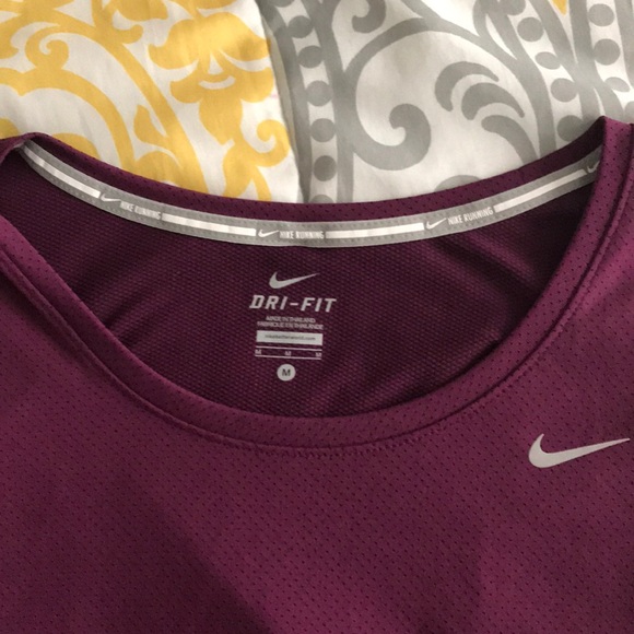 Medium Nike Dri-Fit Short Sleeve - Picture 3 of 3